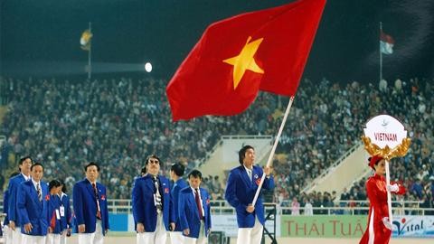Đoàn thể thao Việt Nam bước vào sân Mỹ Đình diễu hành tại Lễ khai mạc SEA Games 2003