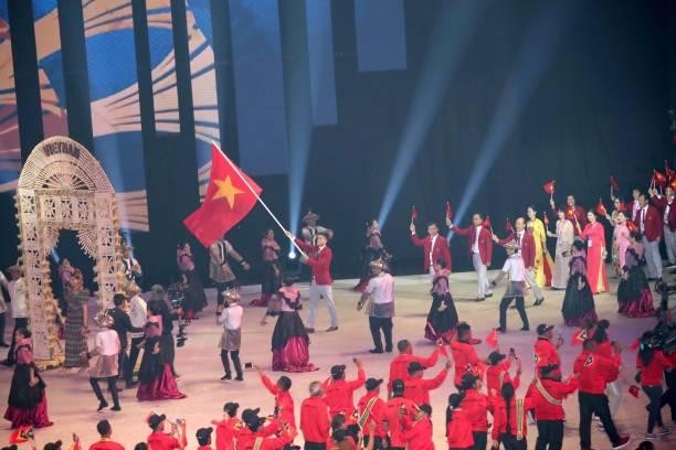 Vũ Thành An cầm cờ đoàn thể thao Việt Nam tại lễ khai mạc SEA Games 30 tại Philippines cuối năm 2019 