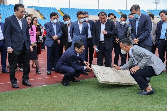 Thủ tướng đặt những câu hỏi chi tiết liên quan đến công tác chuẩn bị cơ sở vật chất tại sân vận động Mỹ Đình – Ảnh: VGP/Nhật Bắc.