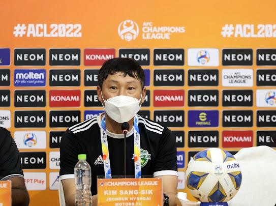 Ông Kim Sang Sik tỏ ra thất vọng với các học trò trước kết quả của trận đấu.