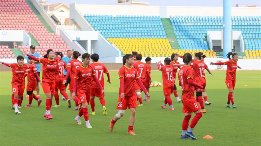 Đội tuyển bóng đá nữ quốc gia Việt Nam tập luyện trên Sân vận động Cẩm Phả để làm quen với mặt sân, sẵn sàng cho hành trình bảo vệ Huy chương Vàng SEA Games. 