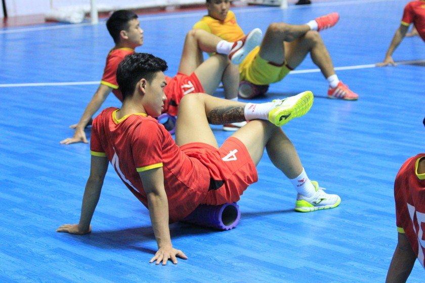 Huấn luyện viên Phạm Minh Giang “đá ma” cùng các cầu thủ 