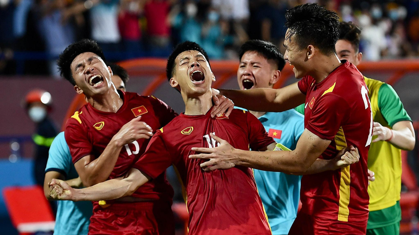 Đội trưởng Đỗ Hùng Dũng ghi bàn vào lưới U23 Myanmar, mang về chiến thắng cho U23 Việt Nam