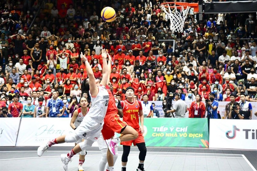 Trận đấu chung kết giữa tuyển Việt Nam và Thái Lan diễn ra kịch tính, hấp dẫn (Ảnh: Văn Duy) 