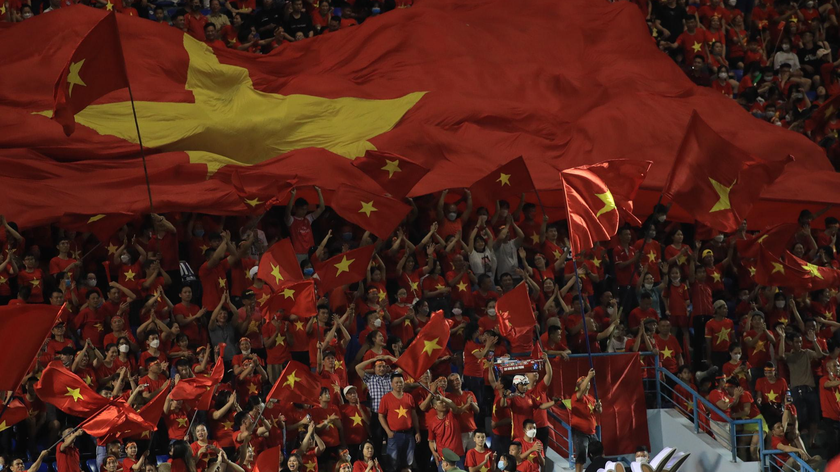 Cổ động viên Việt Nam chờ đón đội tuyển U23 chơi rực lửa tại bán kết
