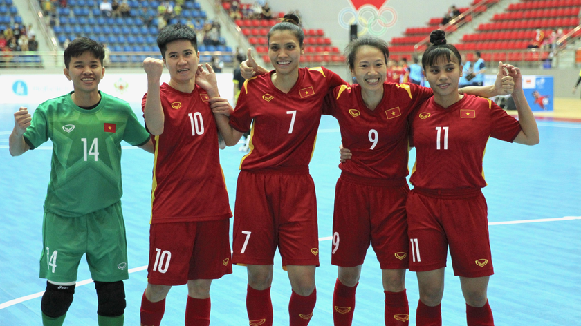 Futsalt nữ Việt Nam đang tiến gần tấm huy chương vàng SEA Games. Ảnh: Mai Thế Sơn. 