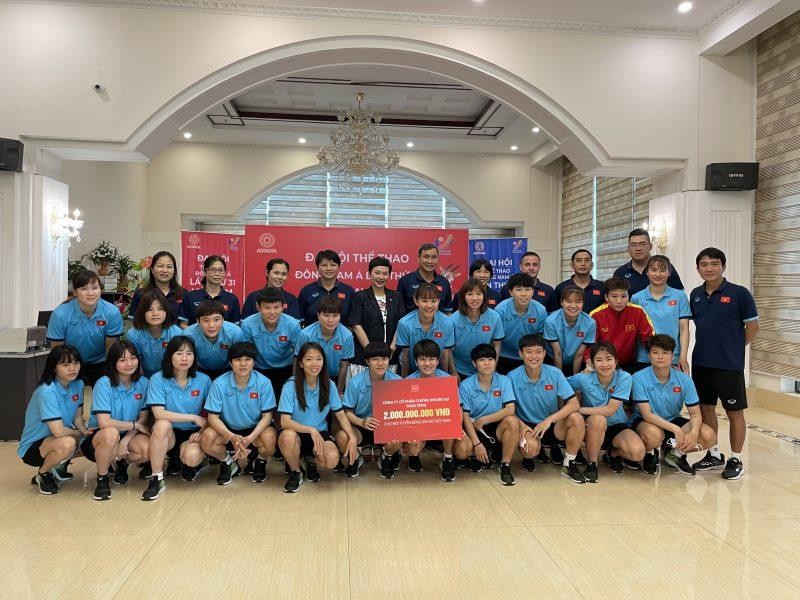 Đội tuyển nữ Việt Nam nhận 2 tỷ tiền thưởng từ SSI trước thềm chung kết SEA Games 31 
