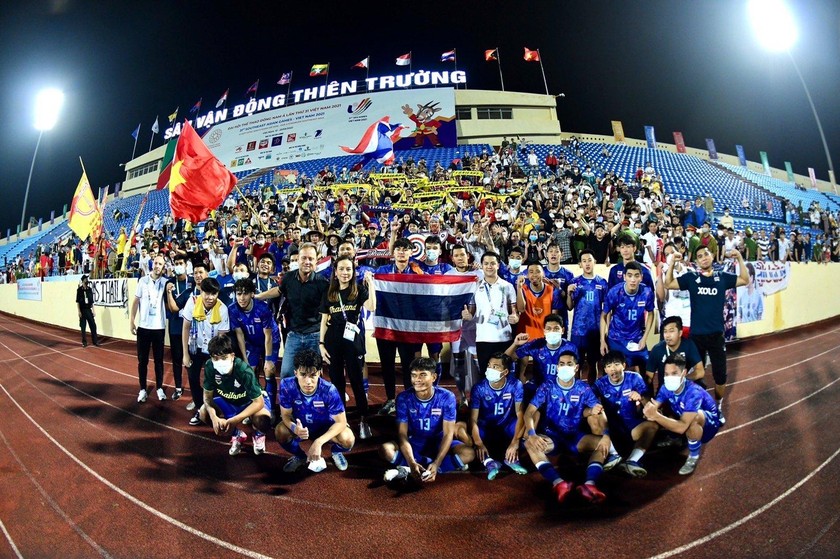 Bà Madam Pang và đội tuyển U23 tại sân Thiên Trường, Nam Định