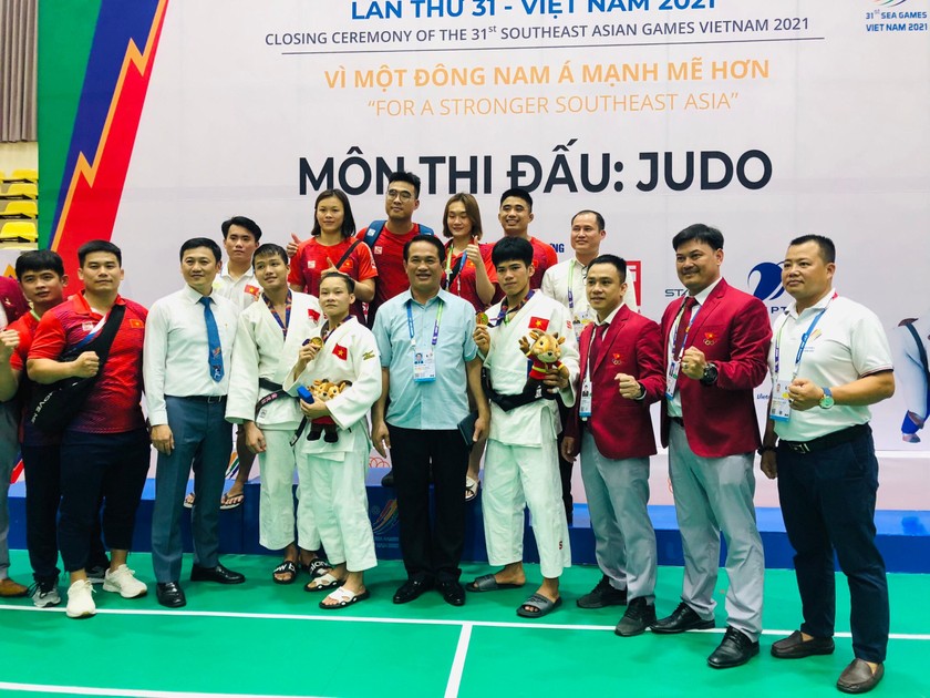 Ông Nguyễn Mạnh Hùng, ủy viên Thường vụ Ủy ban Olympic Việt Nam, Chủ tịch Liên đoàn Judo Việt Nam và các VĐV giành HCV