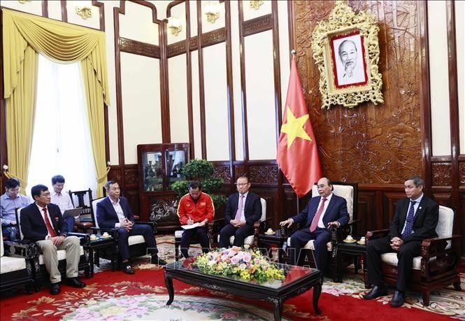 Chủ tịch nước Nguyễn Xuân Phúc biểu dương và trân trọng cảm ơn hai huấn luyện viên đã có công rất lớn đối với Bóng đá Việt Nam. 