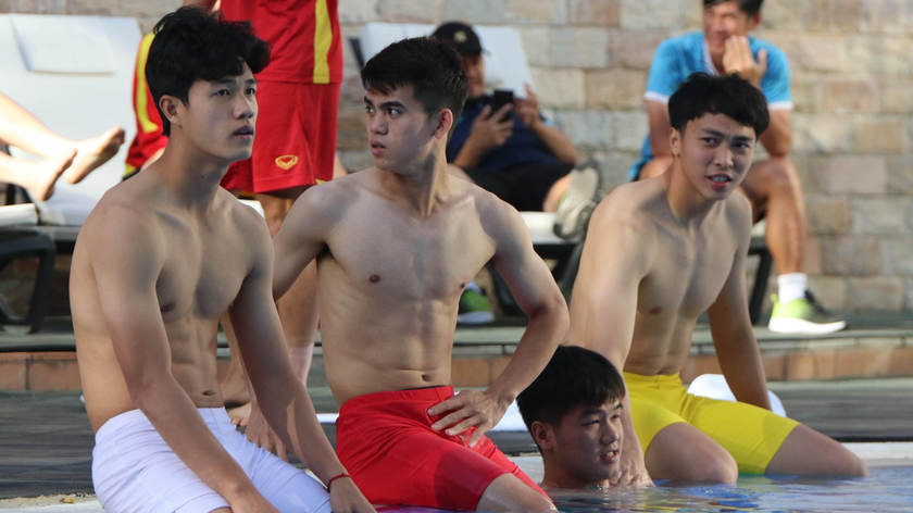 Hoạt động hồi phục đầy hứng khởi của U23 Việt Nam tại bể bơi khách sạn Wyndham Tashkent.