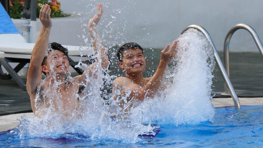 U23 Việt Nam đi bơi, chơi game trước trận tứ kết