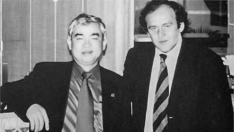 Ông Lê Hùng Dũng và huyền thoại bóng đá thế giới Micheal Platini năm 2000. 
