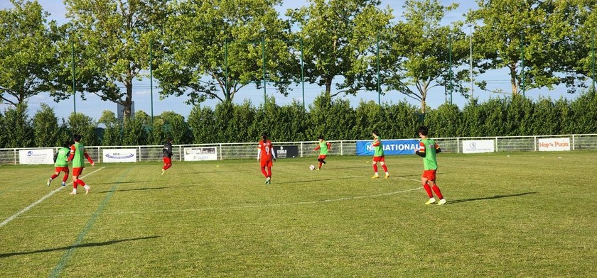 Đội tuyển nữ Việt Nam tập làm quen sân thi đấu tại Pháp