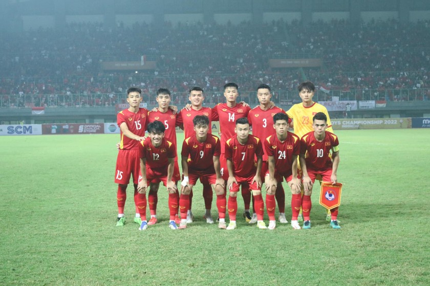 Anh Tú ra sân trong trận ra quân gặp U19 Indonesia