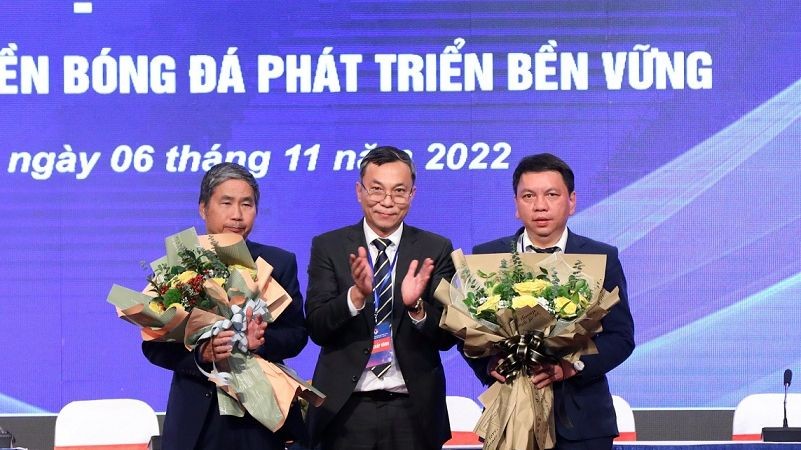  Chủ tịch Trần Quốc Tuấn đã tặng hoa chúc mừng ông Dương Nghiệp Khôi và ông Lê Hoài Anh.