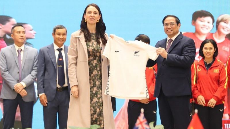 Thủ tướng New Zealand trao áo đấu của đội tuyển bóng đá nữ New Zealand tặng Thủ tướng Phạm Minh Chính. Ảnh: Quang Phúc 