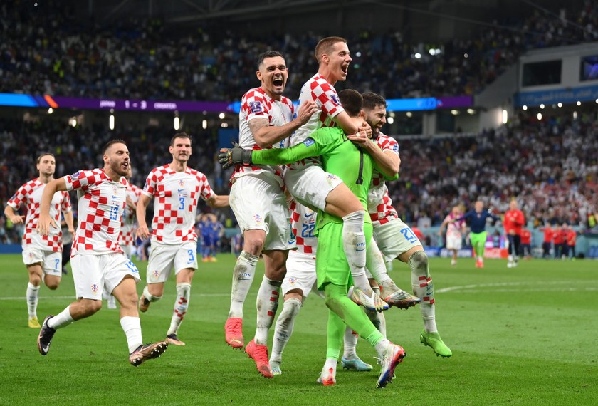 Croatia vào tứ kết sau loạt đá 11m