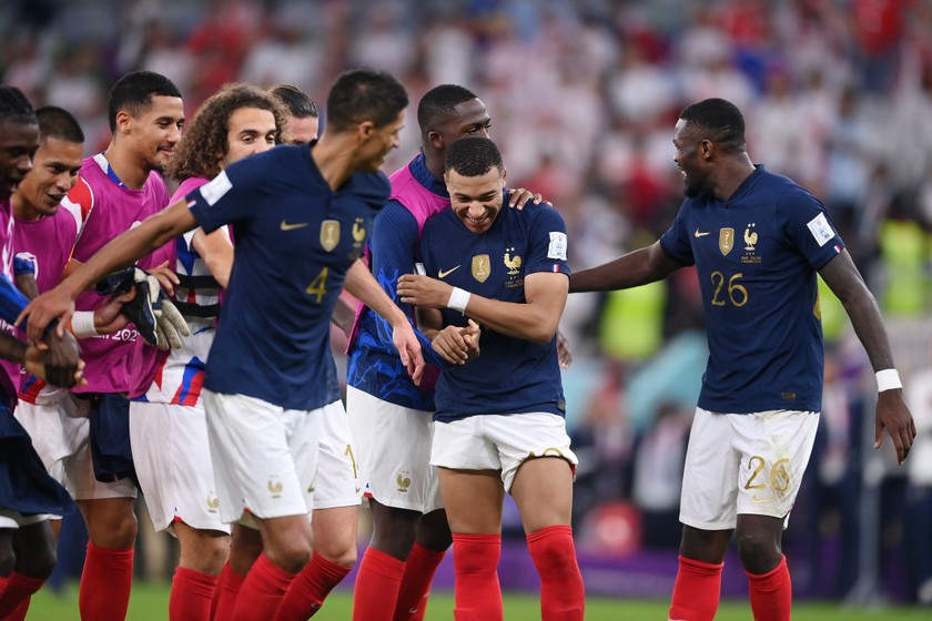 Nhà đương kim vô địch Pháp vẫn thể hiện được sức mạnh khi thắng Ba Lan 3-1 ở vòng 1/8. Họ sẽ gặp đội tuyển Anh ở tứ kết.