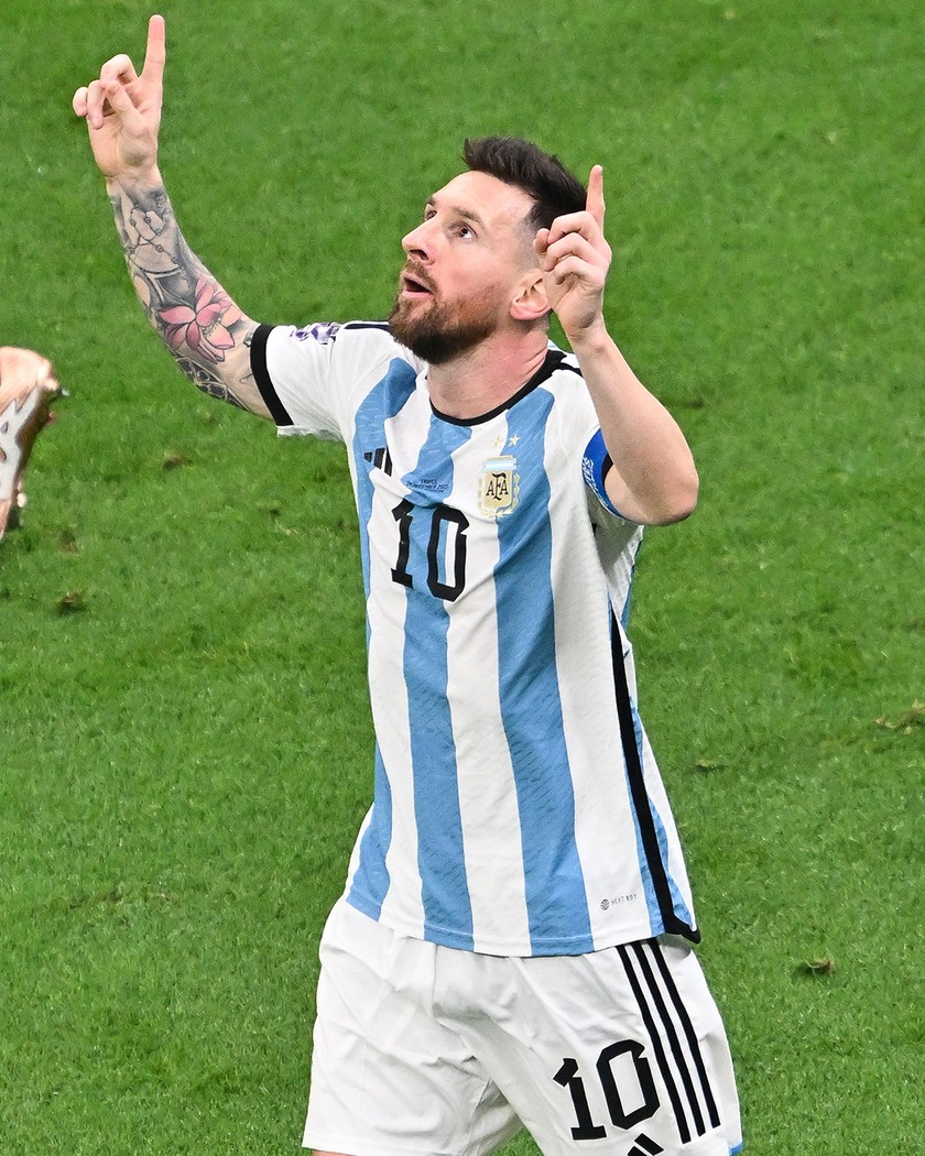 Hãy cùng chứng kiến khoảnh khắc của Messi nâng cao chiếc cúp vàng, biểu tượng cho sự vĩ đại và khát khao chiến thắng của một đội tuyển. Đây là một hình ảnh đầy cảm xúc và ý nghĩa, chắc chắn sẽ khiến bạn cảm thấy hồi hộp và tự hào cho những thành tích mà Messi đã đạt được.