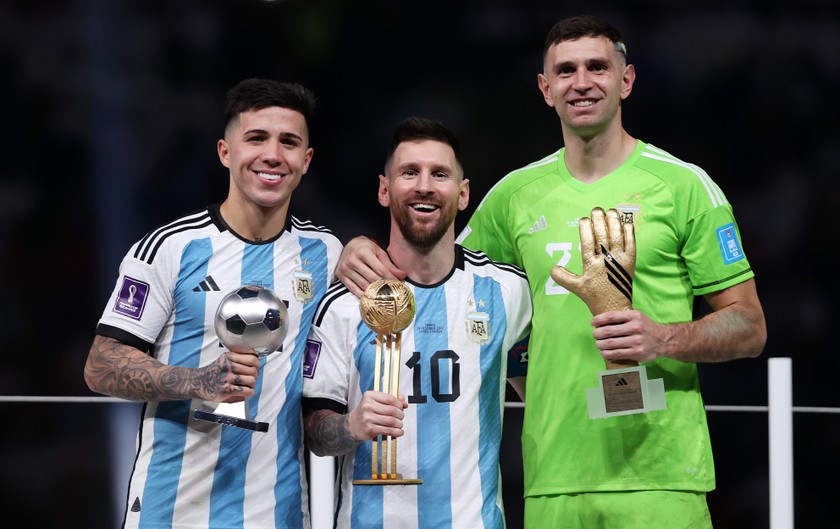 Messi, cúp vàng, hình ảnh tuyệt đẹp: Hãy cùng chiêm ngưỡng hình ảnh tuyệt đẹp về Messi cùng cúp vàng anh đã giành được cho đội tuyển quốc gia Argentina. Những khoảnh khắc anh cười tươi rạng rỡ khi nhận được chiếc cúp sẽ khiến bạn cảm thấy xúc động và cảm thấy tự hào về Messi.
