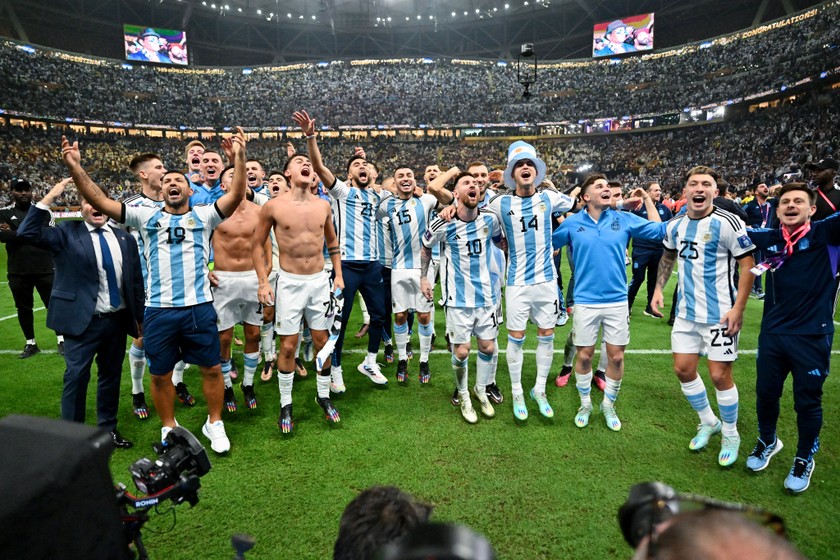 Hãy cùng ngắm nhìn ảnh Messi đẹp nhất của đội tuyển Argentina. Khám phá sự lịch lãm và quyến rũ của ngôi sao bóng đá nổi tiếng này khi anh khoác lên mình chiếc áo đấu xanh trắng của đất nước Argentina. Một bức ảnh đẹp không thể bỏ qua cho những fan hâm mộ của Messi và đội bóng quốc gia Argentina.