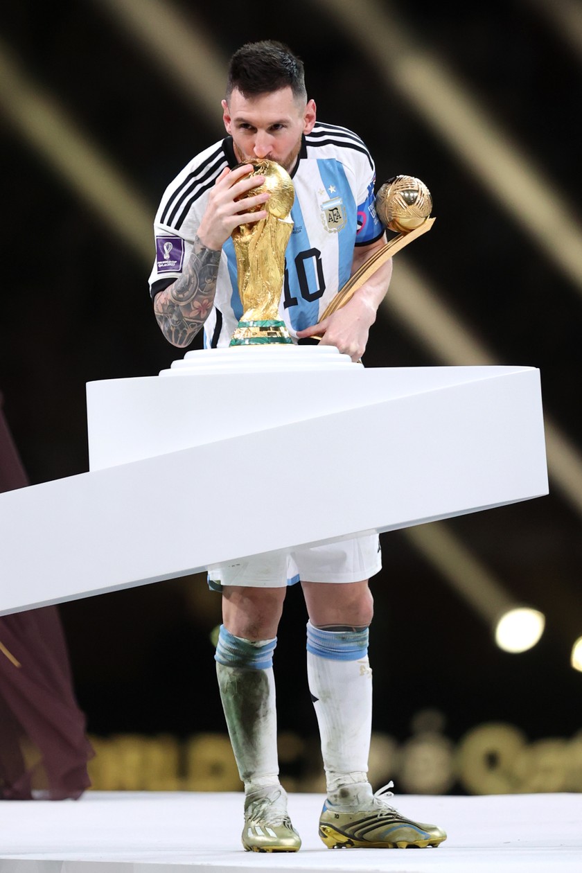 Không ai có thể phủ nhận sự vĩ đại của Messi khi anh được đưa lên ngôi vô địch World Cup. Hãy cùng thưởng thức những khoảnh khắc tuyệt đẹp ấy và cảm nhận niềm hạnh phúc chạm tay vào cúp vàng!