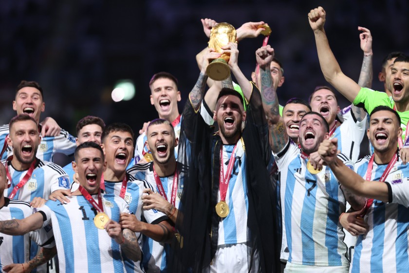 Cùng ngắm nhìn hình ảnh vô cùng đáng ngưỡng mộ của siêu sao bóng đá Lionel Messi khi anh nâng cúp vàng ngay trên đầu sau khi giành chiến thắng của đội tuyển quốc gia Argentina.