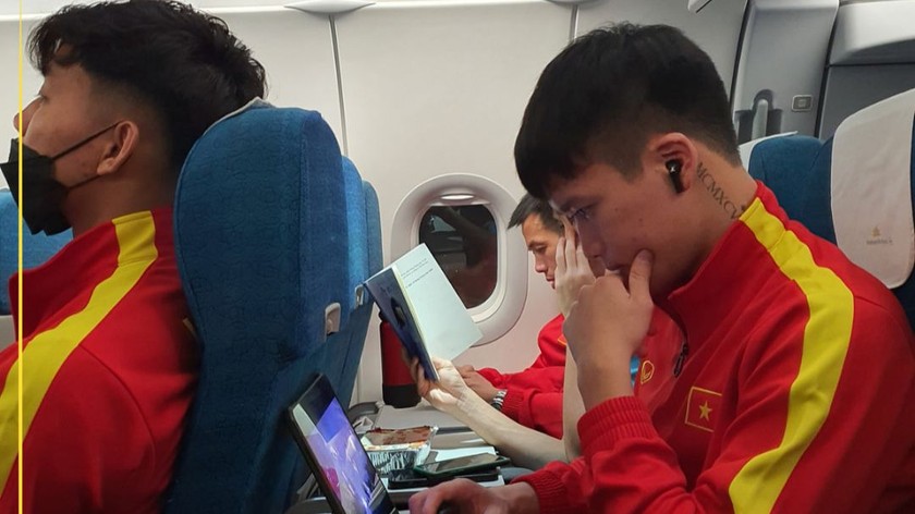 Các cầu thủ Việt Nam di chuyển liên tục trên máy bay tại giải AFF Cup 2022