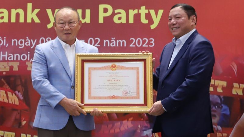 Bộ trưởng Bộ VHTTT&DL Nguyễn Văn Hùng thừa ủy quyền trao Bằng khen của Thủ tướng Chính phủ cho HLV Park Hang Seo vì thành tích xuất sắc giành HCV SEA Games 31. 