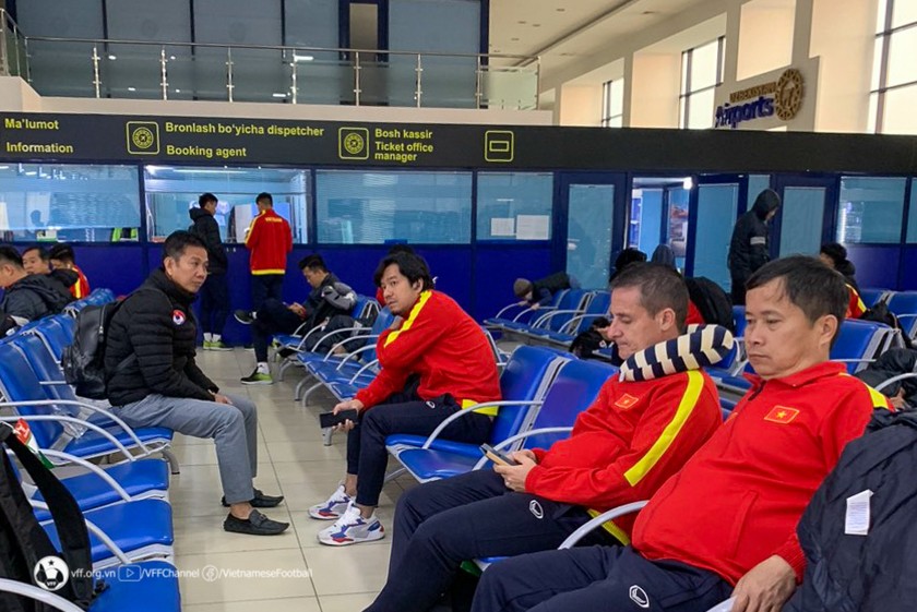 Thành viên đội tuyển U20 Việt Nam buồn bã rời Uzbekistan (ảnh VFF)