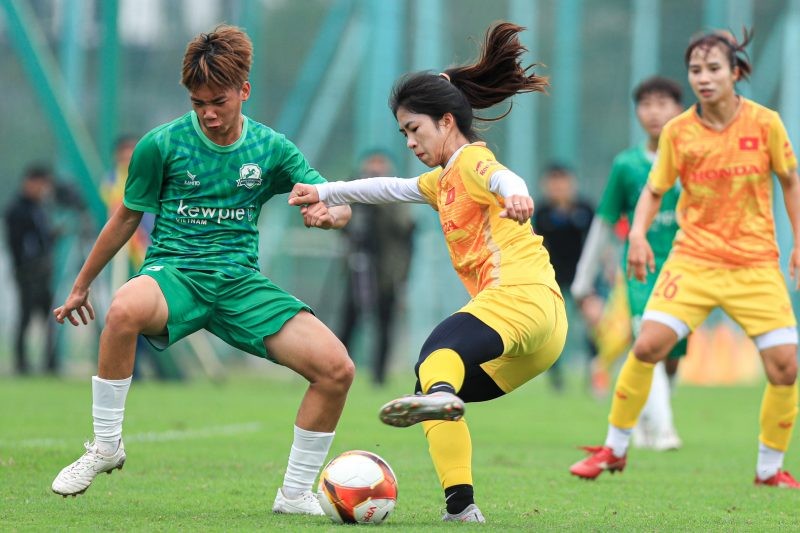 Đội tuyển nữ Quốc gia thi đấu giao hữu với U15 nam Phù Đổng (ảnh VFF)