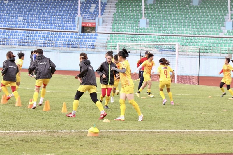 Đội tuyển nữ Việt Nam có buổi tập chính thức trên SVĐ Dashrath (ảnh VFF)