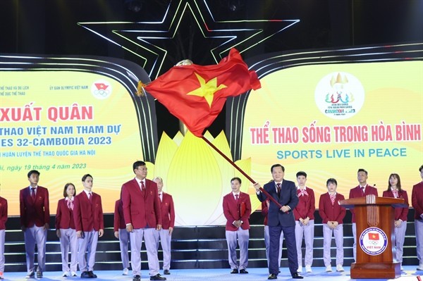 Phó Thủ tướng Lê Minh Khái trao cờ cho Trưởng đoàn Đặng Hà Việt 