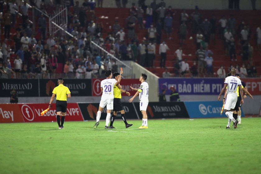 Văn Quyết nhận thẻ đỏ trong đấu giữa CLB Topenland Bình Định và Hà Nội FC (ảnh CLB Hà Nội)