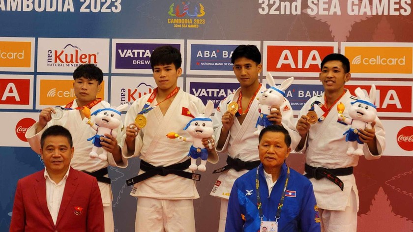 Chu Đức Đạt (đứng thứ 2 bên trái) giành huy chương vàng hạng 60kg nam (ảnh Liên đoàn Judo cung cấp) 