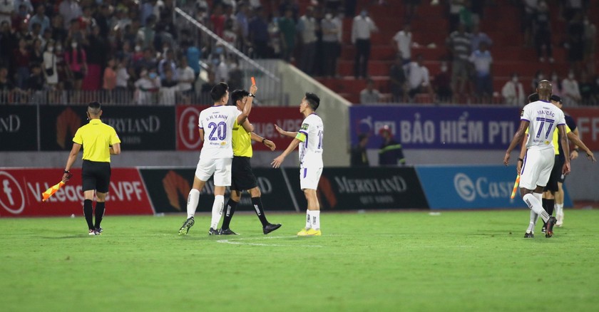 Tấm thẻ đỏ trực tiếp đối với cầu thủ khoác áo số 10 của CLB Hà Nội. Ảnh: Hà Nội FC.