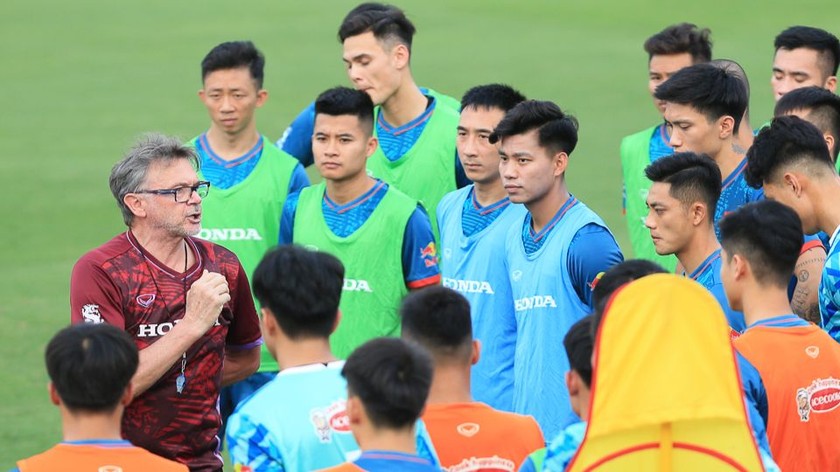 Ông Troussier đang huấn luyện đội tuyển U23 và đội tuyển Việt Nam (ảnh VFF)