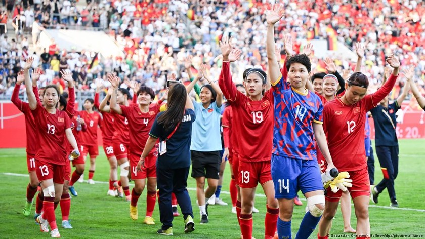ĐT nữ Việt Nam thua 1-2 nhưng đây là kết quả tốt đối với thầy trò HLV Mai Đức Chung (ảnh DW.com)