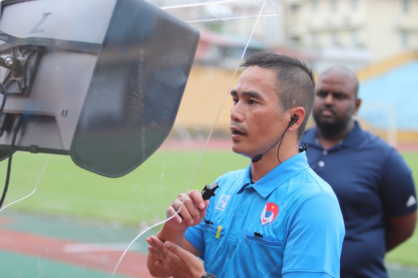 Trọng tài Mai Xuân Hùng thực hành xem lại tình huống dưới sự quan sát của chuyên gia FIFA Bhaveshan Moorghen.(ảnh VPF) 