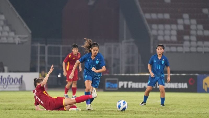 U19 Việt Nam (áo đỏ) không thể lội ngược dòng trước Thái Lan trong trận chung kết U19 Đông Nam Á (ảnh VFF)