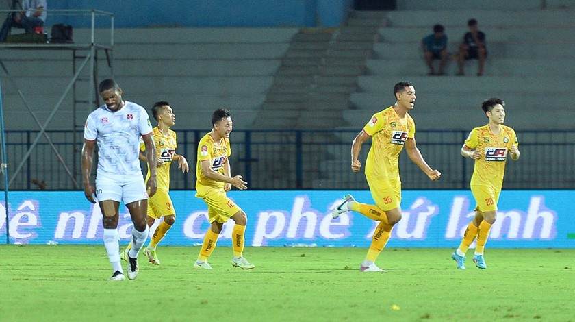 Đông Á Thanh Hoá (áo vàng) có trận thắng trên sân khách Hải Phòng. Ảnh VPF