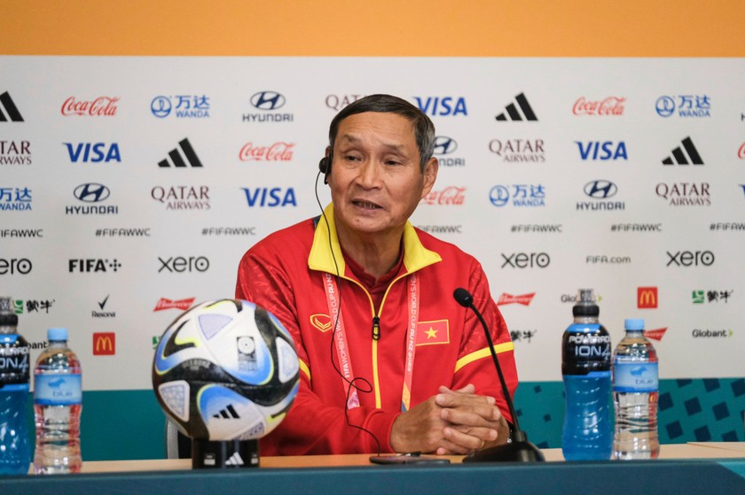 HLV Mai Đức Chung tại buổi họp báo trước trận đấu với Hà Lan. Ảnh: Thành Đạt