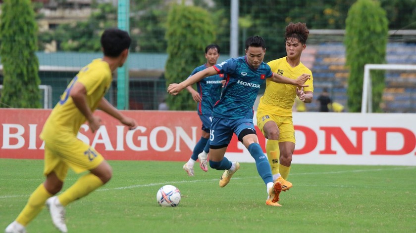  U23 Việt Nam (áo xanh) đã có trận đấu tập với CLB U21 Hà Nội, ảnh VFF