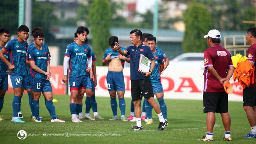HLV Hoàng Anh Tuấn rút gọn danh sách U23 Việt Nam xuống còn 26 cầu thủ sau buổi tập cuối trên sân Trung tâm đào tạo bóng đá trẻ Việt Nam. ảnh Hoàng Tùng 