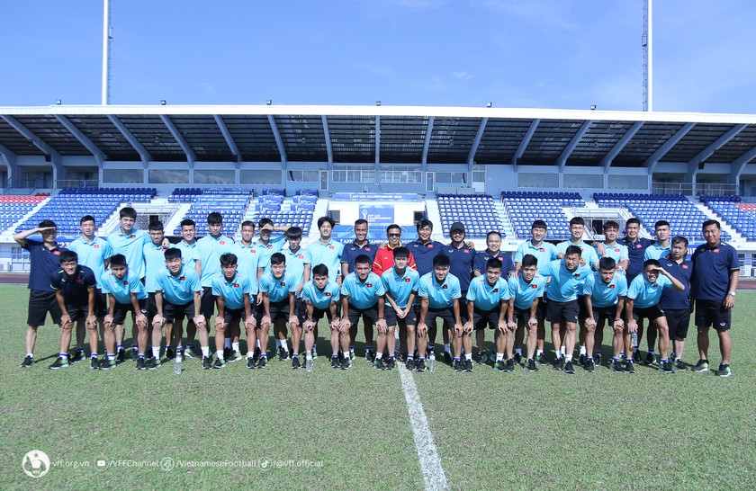 ĐT U23 Việt Nam làm quen với không gian thi đấu của sân Rayong Provincial. Ảnh: VFF