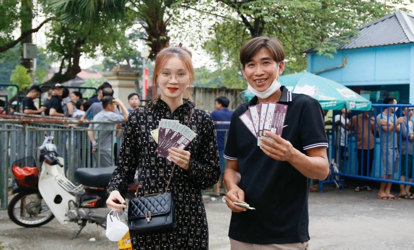 Người hâm mộ hào hứng với tấm vé xem U23 Việt Nam thi đấu tại Vòng loại U23 Châu Á 2024, ảnh Quốc Đại