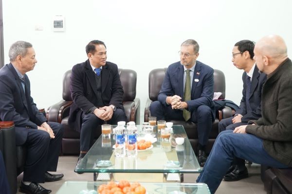 Đại sứ Pháp làm việc với lãnh đạo Trung tâm HLTTQG Hà Nội. (Ảnh: Trung tâm HLTTQG)
