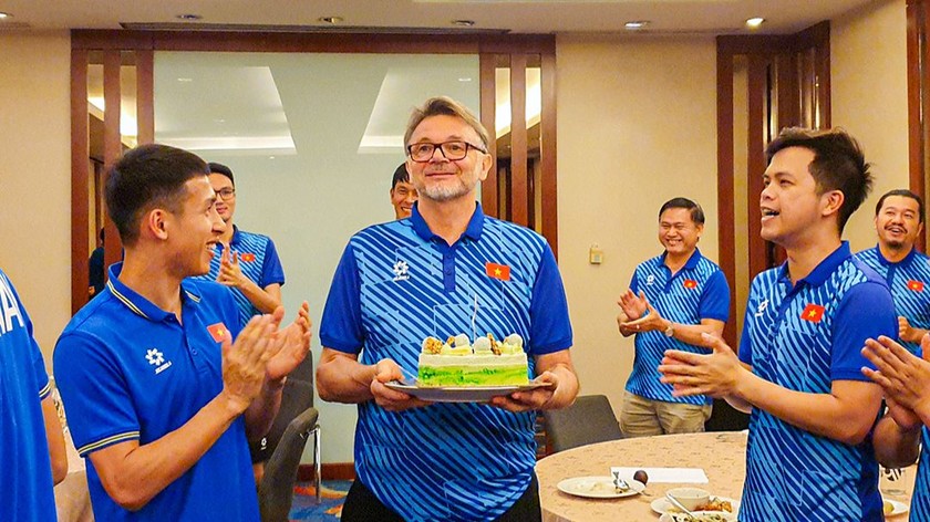 Đội tuyển Việt Nam chúc mừng sinh nhật HLV trưởng Philippe Troussier. ảnh VFF