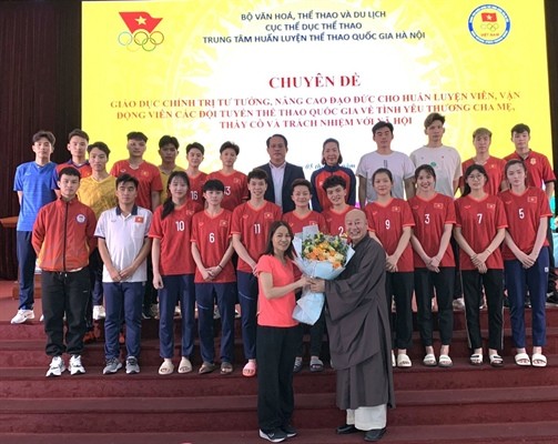 HLV Trần Thị Vui thay mặt các HLV, VĐV tặng hoa cho Đại đức Thích Nhuận Thanh. Ảnh: TTHLTTQG 
